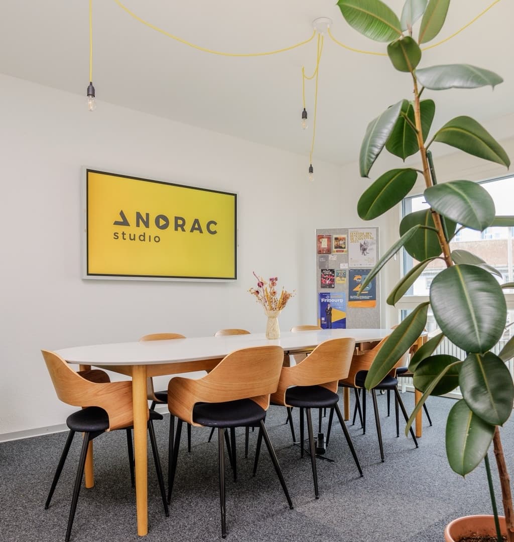 Salle de conférence chez Anorac Studio, agence de communication à Fribourg