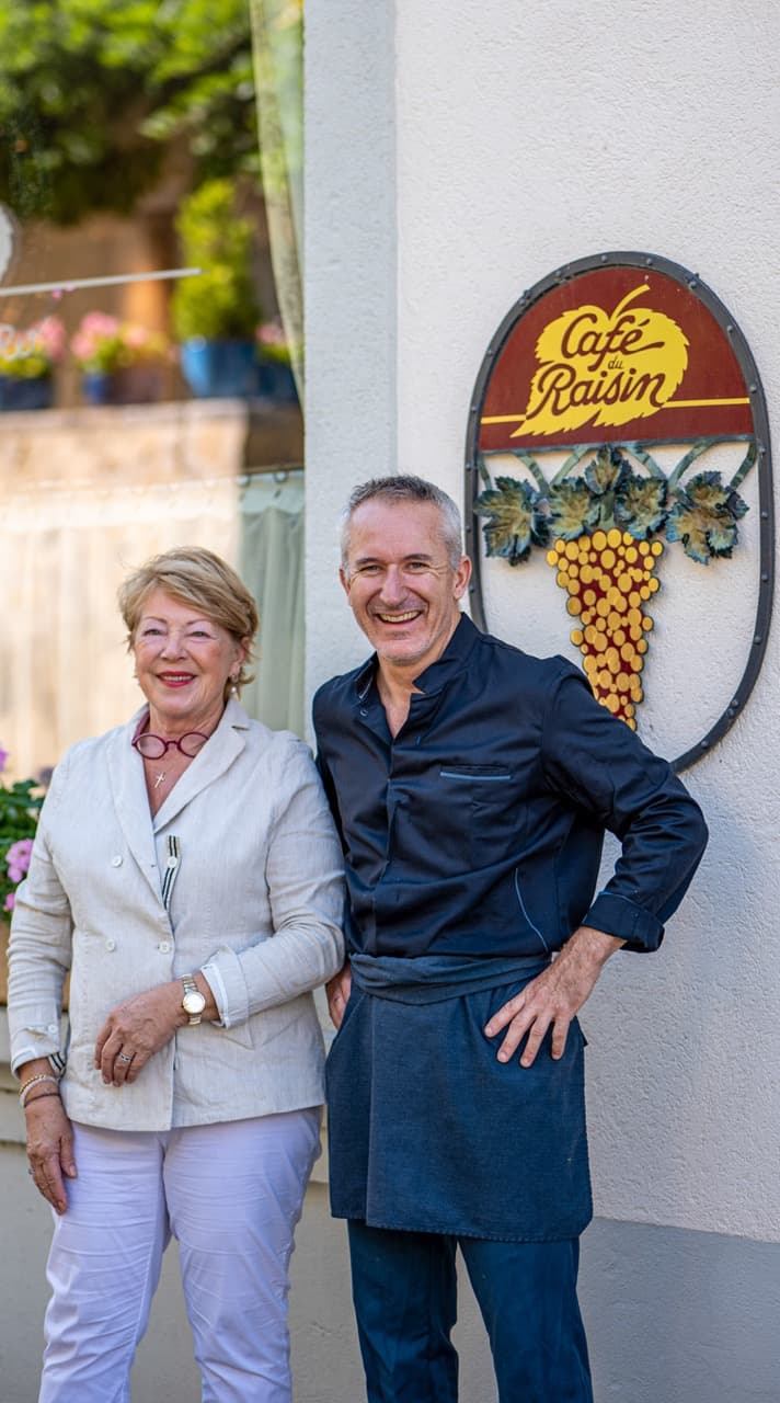 Photographie des restaurateurs du Café du Raisin en action.