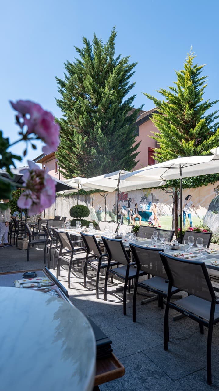 Photographie de la terrasse du Café du Raisin, offrant un espace extérieur accueillant.