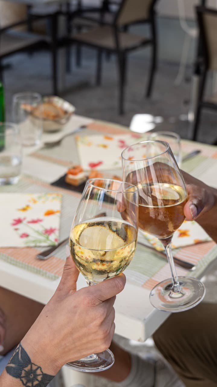 Photographie d'un verre de vin servi au Café du Raisin, mettant en avant la qualité des boissons.