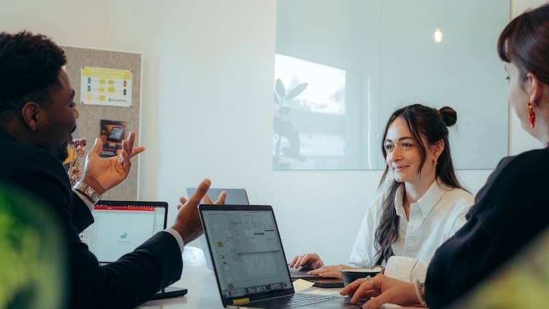 Équipe collaborative en brainstorming pour élaborer une stratégie de communication et de marque.