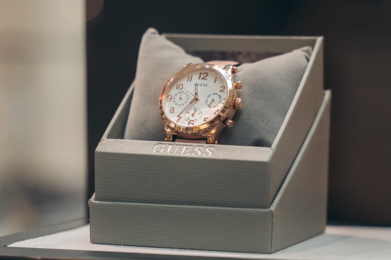 Photographie produit pour une montre Guess : un projet Anorac Studio