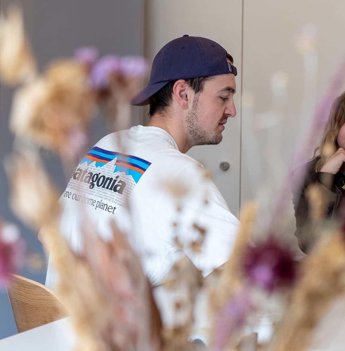 Antoine au bureau, stratégie et pilotage marketing, Anorac Studio Fribourg