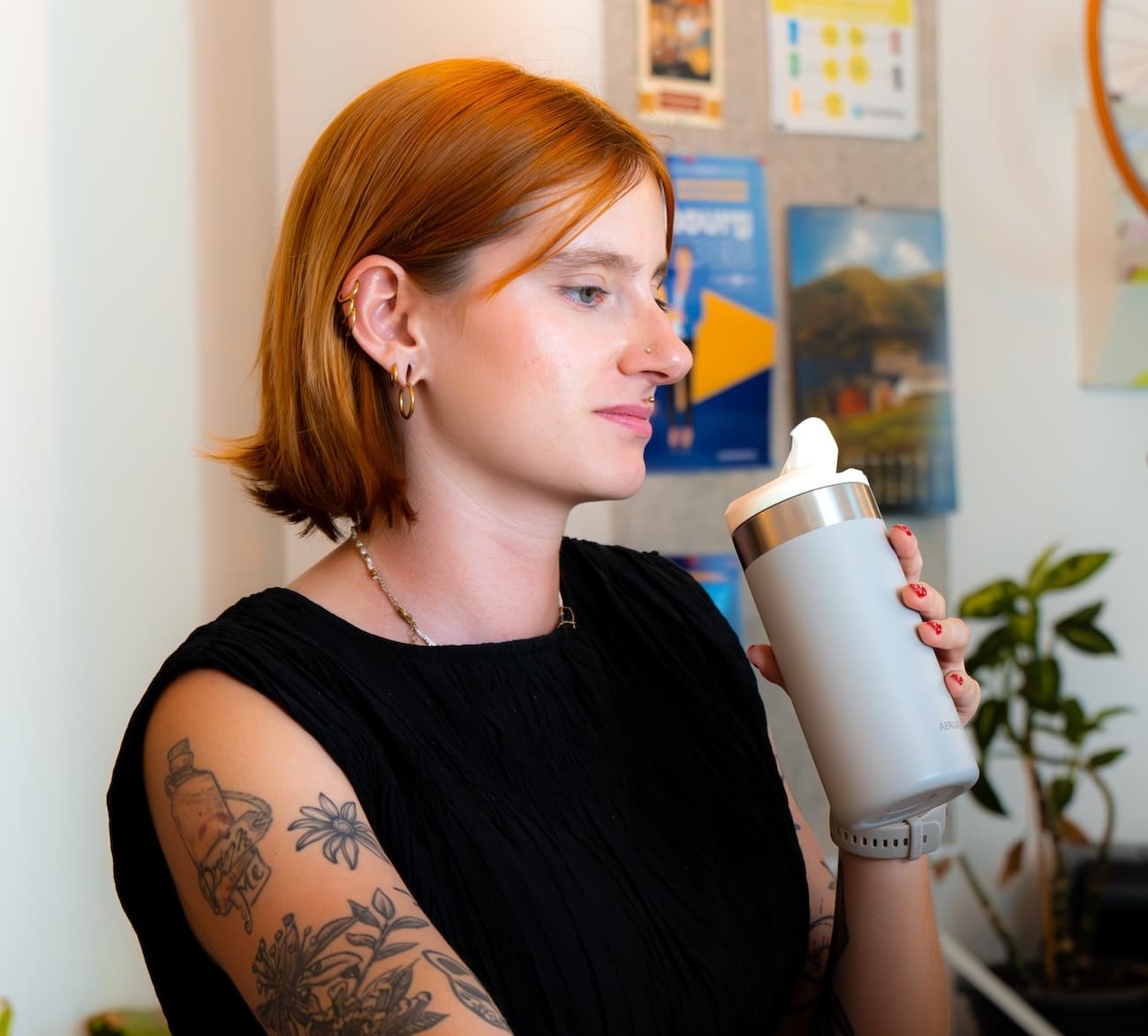 Emilie au bureau, création de contenu, Anorac Studio Fribourg