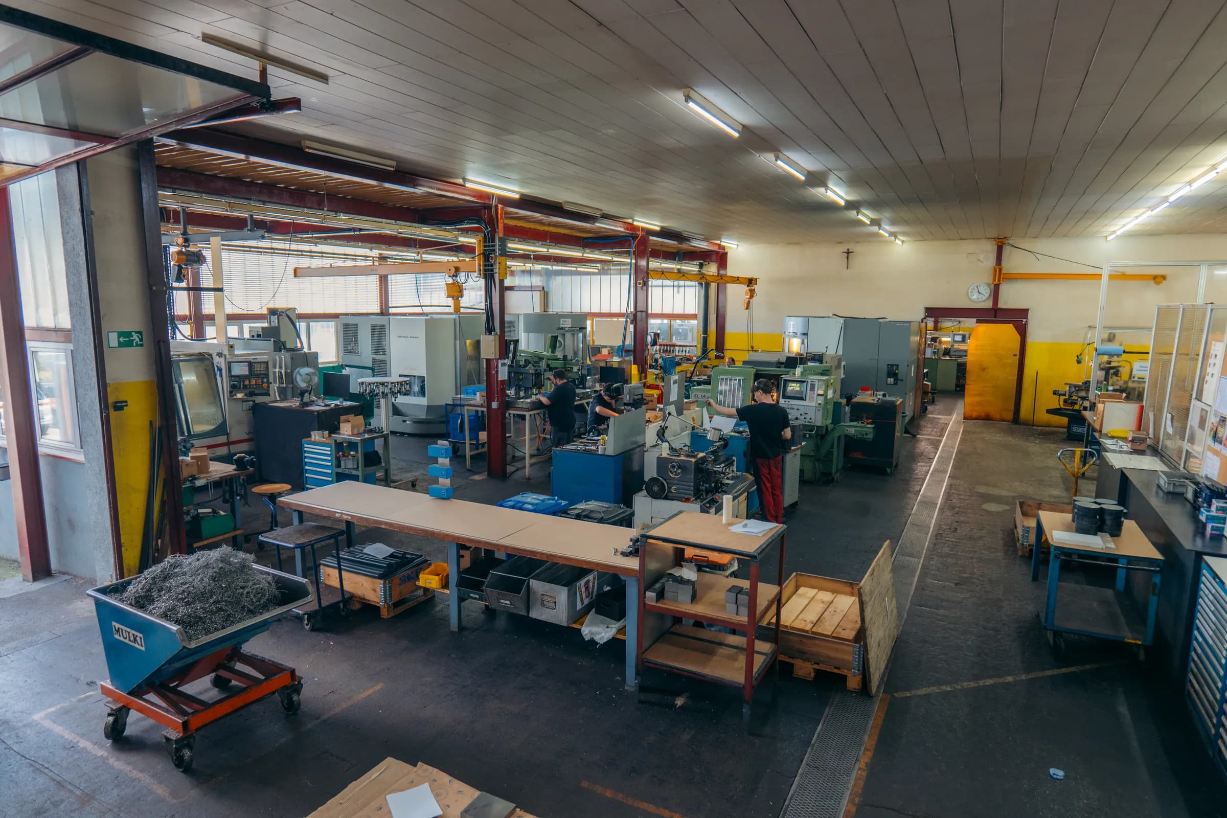 Vue plongeante sur l’atelier d’usinage des Ateliers Clément, machines-outils et opérateurs au travail