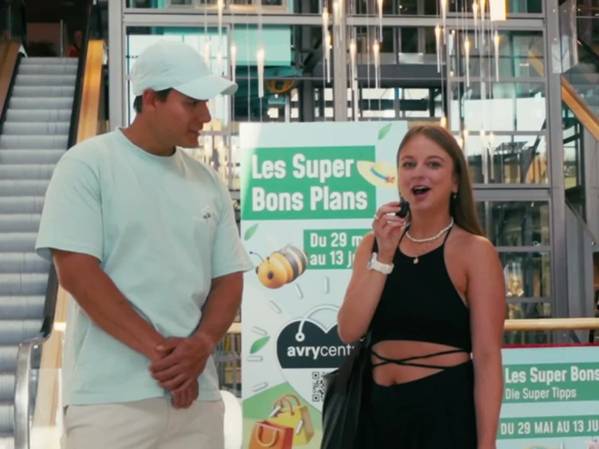 Les animateurs devant l’affiche des Super Bons Plans