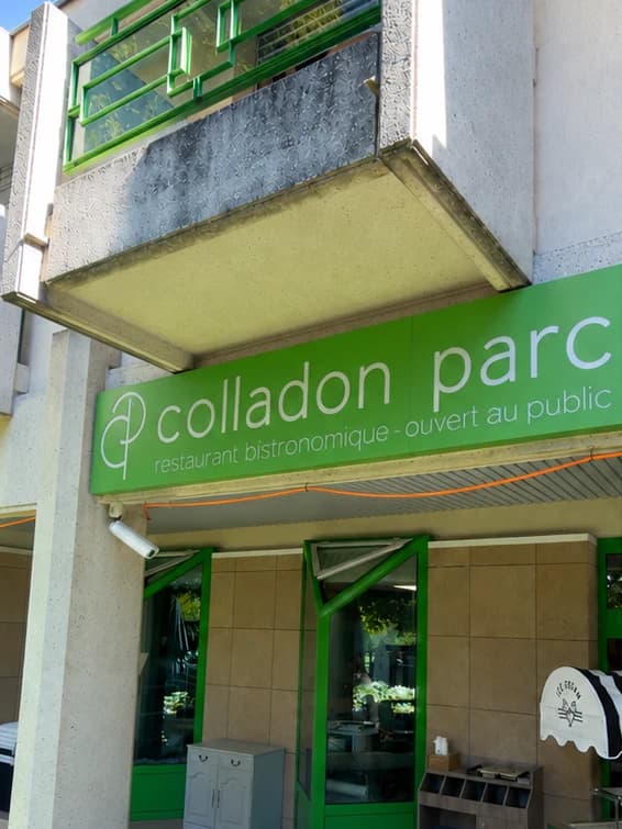 Façade du restaurant avec l’ancienne enseigne verte