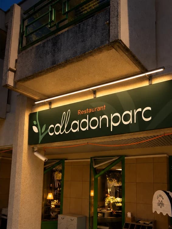 Façade du restaurant avec la nouvelle enseigne éclairée