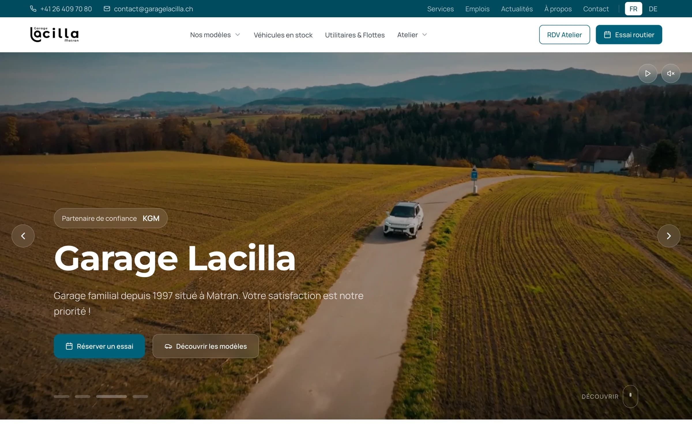Page d’accueil de garagelacilla.ch, un KGM sur une route de campagne