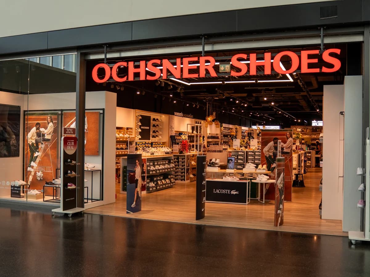 La vitrine d’Ochsner Shoes au centre